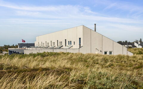 Kaapo - 1Km from the Sea: Møbel, Indretning, Stol, Gulvbelægning, Bord, Udvej, Etage, Loft, Værelse, Eco Hotel