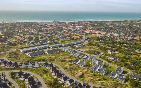 Kaapo - 1Km from the Sea: Møbel, Indretning, Stol, Gulvbelægning, Bord, Udvej, Etage, Loft, Værelse, Eco Hotel