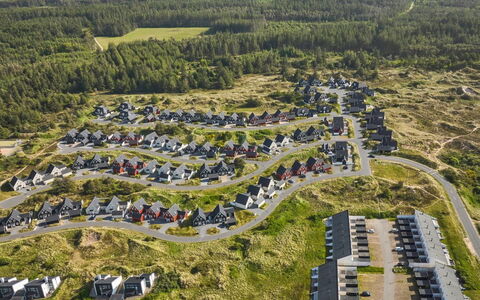 Kaapo - 1Km from the Sea: Møbel, Indretning, Stol, Gulvbelægning, Bord, Udvej, Etage, Loft, Værelse, Eco Hotel