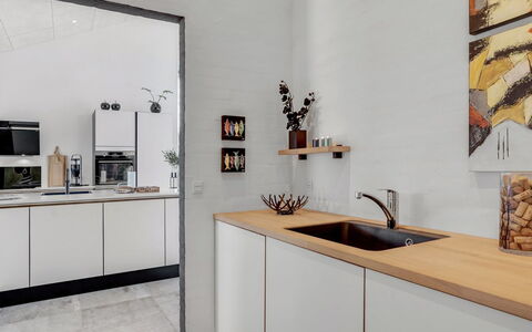 Aaran - 700M from the Sea: Køkken, Væg, Countertop, Indretning, Gulvbelægning, Træ, Møbel, Køkken Apparat, Etage, Hjem