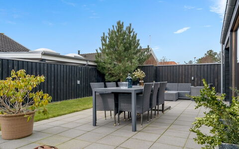Aaran - 700M from the Sea: Have, Backyard, Landscaping, Skygge, Gård, Gårdsplads, Blomsterkrukke, Gårdhave, Stueplante, Udendørs Struktur