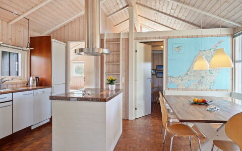 Franzisca - 700M from the Sea: Indretning, Gulvbelægning, Møbel, Etage, Køkken, Træ, Loft, Lysarmatur, Countertop, Stol