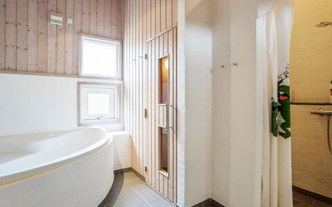 Franzisca - 700M from the Sea: Gulvbelægning, Træ, Etage, Sanitærarmatur, Indretning, Loft, Badeværelse, Vvs, Værelse, Kompositmateriale