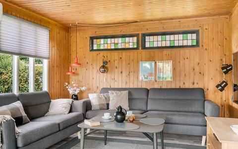 Stygge - 300M from the Sea: Møbel, Indretning, Couch, Gulvbelægning, Træ, Stue, Etage, Værelse, Loft, Bord
