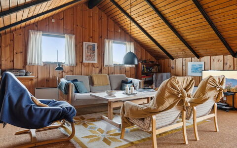 Henri - 500M from the Sea: Blå, Busk, Sommerhus, Bunddække, Have, Estate, Skygge, Landscaping, Stuehus, Eco Hotel