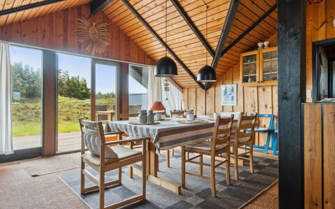Henri - 500M from the Sea: Blå, Busk, Sommerhus, Bunddække, Have, Estate, Skygge, Landscaping, Stuehus, Eco Hotel