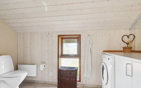 Henri - 500M from the Sea: Blå, Busk, Sommerhus, Bunddække, Have, Estate, Skygge, Landscaping, Stuehus, Eco Hotel