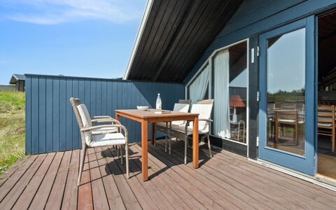 Henri - 500M from the Sea: Blå, Busk, Sommerhus, Bunddække, Have, Estate, Skygge, Landscaping, Stuehus, Eco Hotel