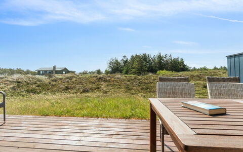 Henri - 500M from the Sea: Blå, Busk, Sommerhus, Bunddække, Have, Estate, Skygge, Landscaping, Stuehus, Eco Hotel