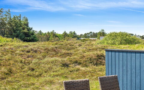Henri - 500M from the Sea: Blå, Busk, Sommerhus, Bunddække, Have, Estate, Skygge, Landscaping, Stuehus, Eco Hotel