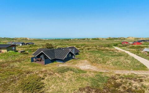 Henri - 500M from the Sea: Blå, Busk, Sommerhus, Bunddække, Have, Estate, Skygge, Landscaping, Stuehus, Eco Hotel