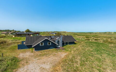 Henri - 500M from the Sea: Blå, Busk, Sommerhus, Bunddække, Have, Estate, Skygge, Landscaping, Stuehus, Eco Hotel