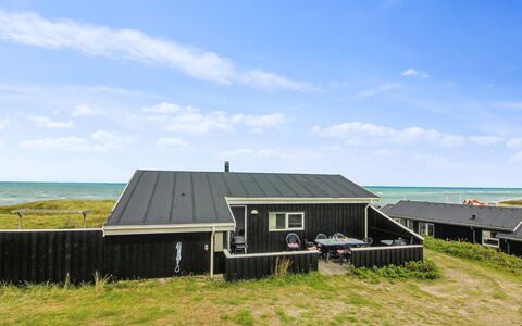 Joske - 50M from the Sea: Hus, Hjem, Dør, Tag, Sommerhus, Estate, Have, Skygge, Sidespor, Gård
