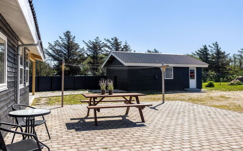 Thorsten - 500M from the Sea: Hus, Tag, Sidespor, Hjem, Sommerhus, Dør, Skygge, Veranda, Gård, Lawn