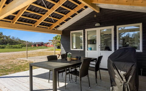 Thorsten - 500M from the Sea: Træ, Veranda, Hjem, Tag, Sommerhus, Sidespor, Dør, Skygge, Bejdse, Hårdttræ