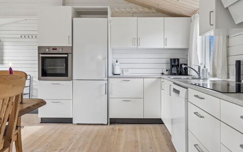 Thorsten - 500M from the Sea: Køkken, Countertop, Køkken Apparat, Gulvbelægning, Træ, Større Bandage, Indretning, Cabinetry, Loft, Håndvask