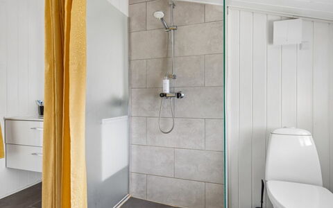 Thorsten - 500M from the Sea: Gulvbelægning, Sanitærarmatur, Væg, Etage, Badeværelse, Indretning, Toilet, Vvs, Loft, Flise