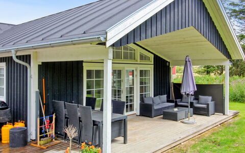 Hela - 1.4Km from the Sea: Hus, Hjem, Dør, Tag, Sommerhus, Estate, Have, Skygge, Sidespor, Gård