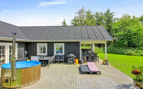 Hela - 1.4Km from the Sea: Hus, Hjem, Dør, Tag, Sommerhus, Estate, Have, Skygge, Sidespor, Gård