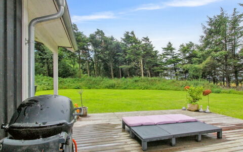 Hela - 1.4Km from the Sea: Hus, Hjem, Dør, Tag, Sommerhus, Estate, Have, Skygge, Sidespor, Gård
