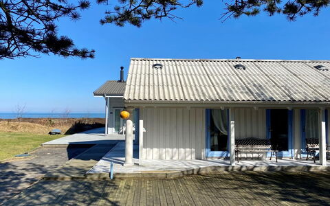 Ilenia - 150M from the Sea: Møbel, Indretning, Gulvbelægning, Træ, Etage, Loft, Trægulve, Stol, Bord, Belysning