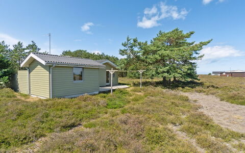 Alwine - 250M from the Sea: Træ, Hjem, Veranda, Dæk, Hårdttræ, Tag, Bejdse, Trægulve, Eco Hotel