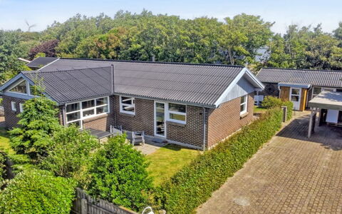 Erle - 1.5Km from the Sea: Hjem, Sommerhus, Sidespor, Hårdttræ, Skygge, Planke, Design, Estate, Veranda, Dæk