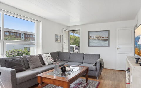 Gisella - 1.2Km from the Sea: Væg, Træ, Møbel, Couch, Gulvbelægning, Etage, Indretning, Hjem, Stue