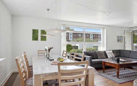 Gisella - 1.2Km from the Sea: Møbel, Indretning, Gulvbelægning, Etage, Væg, Stol, Bord, Spisestue, Træ, Loft