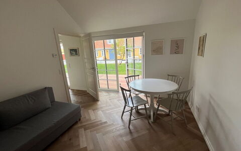 Skrollan - 100M from the Sea: Loft, Gulvbelægning, Indretning, Etage, Kompositmateriale, Møbel, Udvej, Hotel, Design, Dagslys