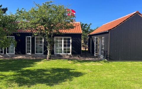Skrollan - 100M from the Sea: Loft, Gulvbelægning, Indretning, Etage, Kompositmateriale, Møbel, Udvej, Hotel, Design, Dagslys