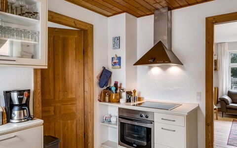 Cordelia - 1Km from the Sea: Møbel, Køkken Apparat, Køkken, Indretning, Gulvbelægning, Cabinetry, Større Bandage, Træ, Countertop, Etage