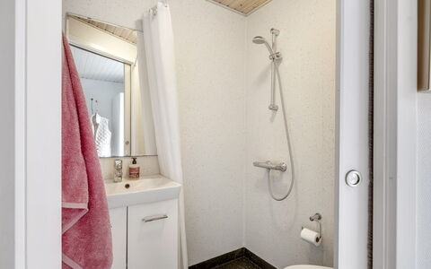 Cordelia - 1Km from the Sea: Væg, Indretning, Etage, Gulvbelægning, Sanitærarmatur, Badeværelse, Værelse, Loft, Toilet, Vvs