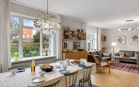 Cordelia - 1Km from the Sea: Møbel, Indretning, Gulvbelægning, Væg, Spisestue, Lysarmatur, Loft, Træ, Stol, Lysekrone