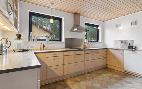 Kolle - 3.2Km from the Sea: Køkken, Countertop, Indretning, Gulvbelægning, Træ, Cabinetry, Loft, Møbel, Etage, Hjem