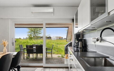 Cornelia - 6Km from the Sea: Køkken, Møbel, Gulvbelægning, Countertop, Indretning, Belysning, Hjem, Etage, Stol, Loft