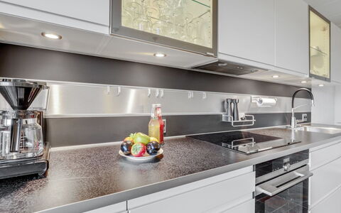 Cornelia - 6Km from the Sea: Køkken, Countertop, Sanitærarmatur, Køkken Apparat, Tap, Indretning, Større Bandage, Håndvask, Komfur, Cabinetry