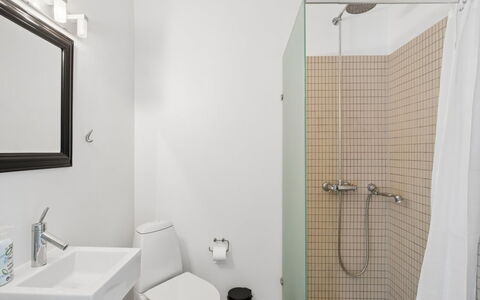 Cornelia - 6Km from the Sea: Badeværelse, Sanitærarmatur, Toilet, Toiletbræt, Gulvbelægning, Indretning, Væg, Etage, Håndvask, Vvs