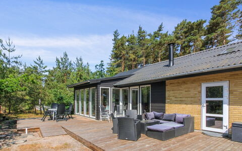 Gudmand - 600M from the Sea: Møbel, Indretning, Gulvbelægning, Træ, Etage, Loft, Trægulve, Stol, Bord, Belysning
