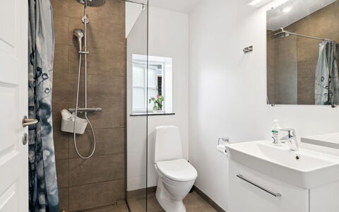 Randulf - 250M from the Sea: Badeværelse, Toiletbræt, Gulvbelægning, Sanitærarmatur, Etage, Toilet, Indretning, Håndvask, Badeværelsesskab, Loft