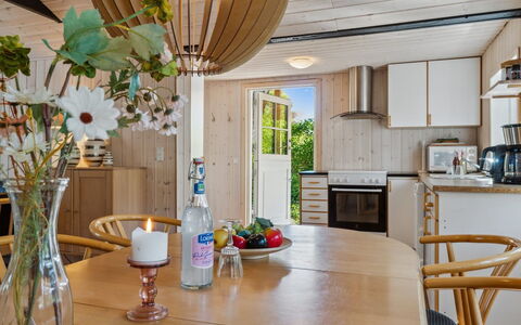 Ilmari - 150M from the Sea: Indretning, Træ, Møbel, Loft, Gulvbelægning, Spisestue, Belysning, Etage, Lysarmatur, Stol