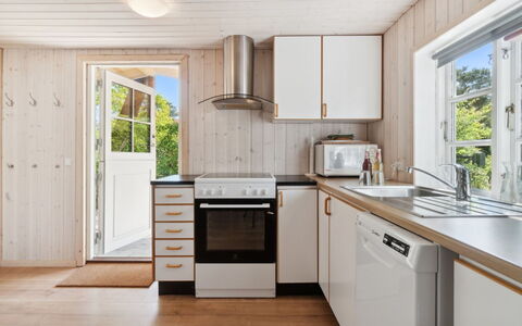 Ilmari - 150M from the Sea: Gulvbelægning, Træ, Køkken, Køkken Apparat, Større Bandage, Etage, Trægulve, Countertop, Indretning, Hjem