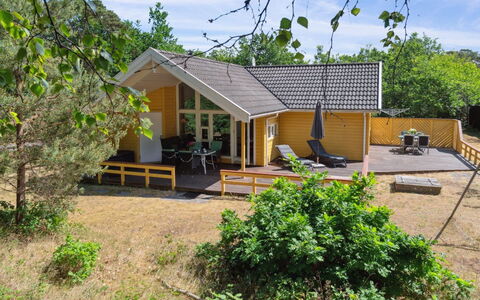 Anly - 250M from the Sea: Tag, Hjem, Dør, Sommerhus, Skygge, Sidespor, Gård, Estate, Backyard
