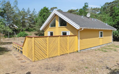 Anly - 250M from the Sea: Tag, Hjem, Dør, Sommerhus, Skygge, Sidespor, Gård, Estate, Backyard