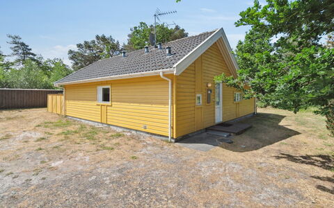 Anly - 250M from the Sea: Tag, Hjem, Dør, Sommerhus, Skygge, Sidespor, Gård, Estate, Backyard