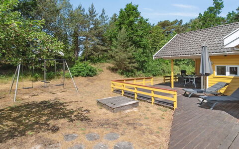 Anly - 250M from the Sea: Tag, Hjem, Dør, Sommerhus, Skygge, Sidespor, Gård, Estate, Backyard