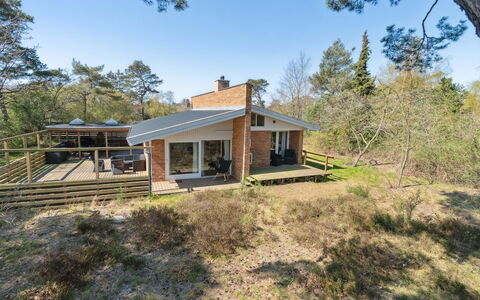 Frederikka - 75M from the Sea: Møbel, Indretning, Gulvbelægning, Træ, Etage, Loft, Trægulve, Stol, Bord, Belysning