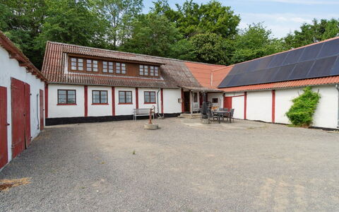 Helmer - 3Km from the Sea: Træ, Tag, Arkitektur, Hjem, Hus, Sommerhus, Sidespor, Hårdttræ, Hældning, Estate