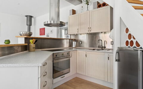 Dagne - 400M from the Sea: Køkken, Countertop, Køkken Apparat, Gulvbelægning, Cabinetry, Indretning, Møbel, Større Bandage, Træ, Etage