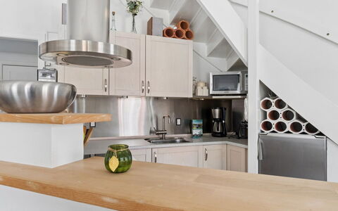 Dagne - 400M from the Sea: Indretning, Gulvbelægning, Træ, Køkken, Møbel, Etage, Loft, Belysning, Køkken Apparat, Countertop